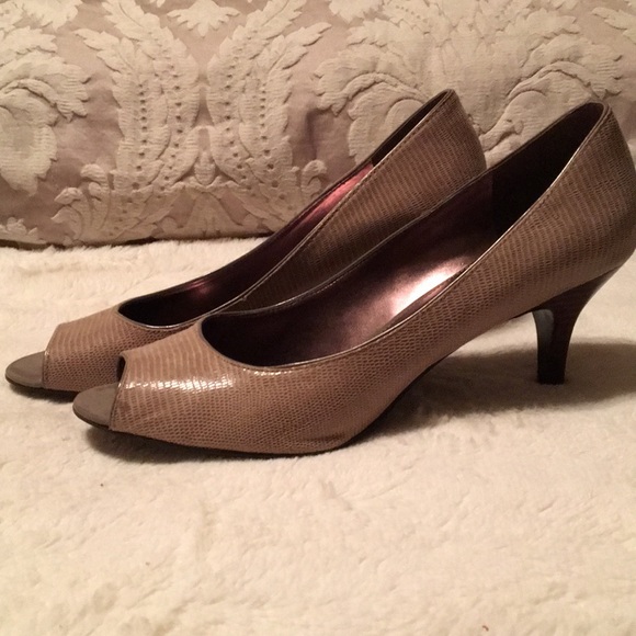 Bandalino taupe snakeskin pattern shoes - Picture 3 of 7